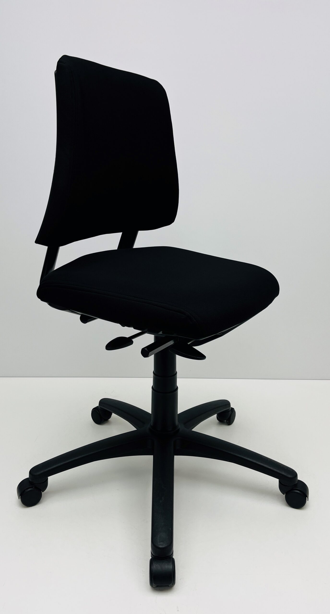 Bureaustoel BMA Axia Office middelhoge rug zwart nieuwe stof zonder armleuning 2 hendels