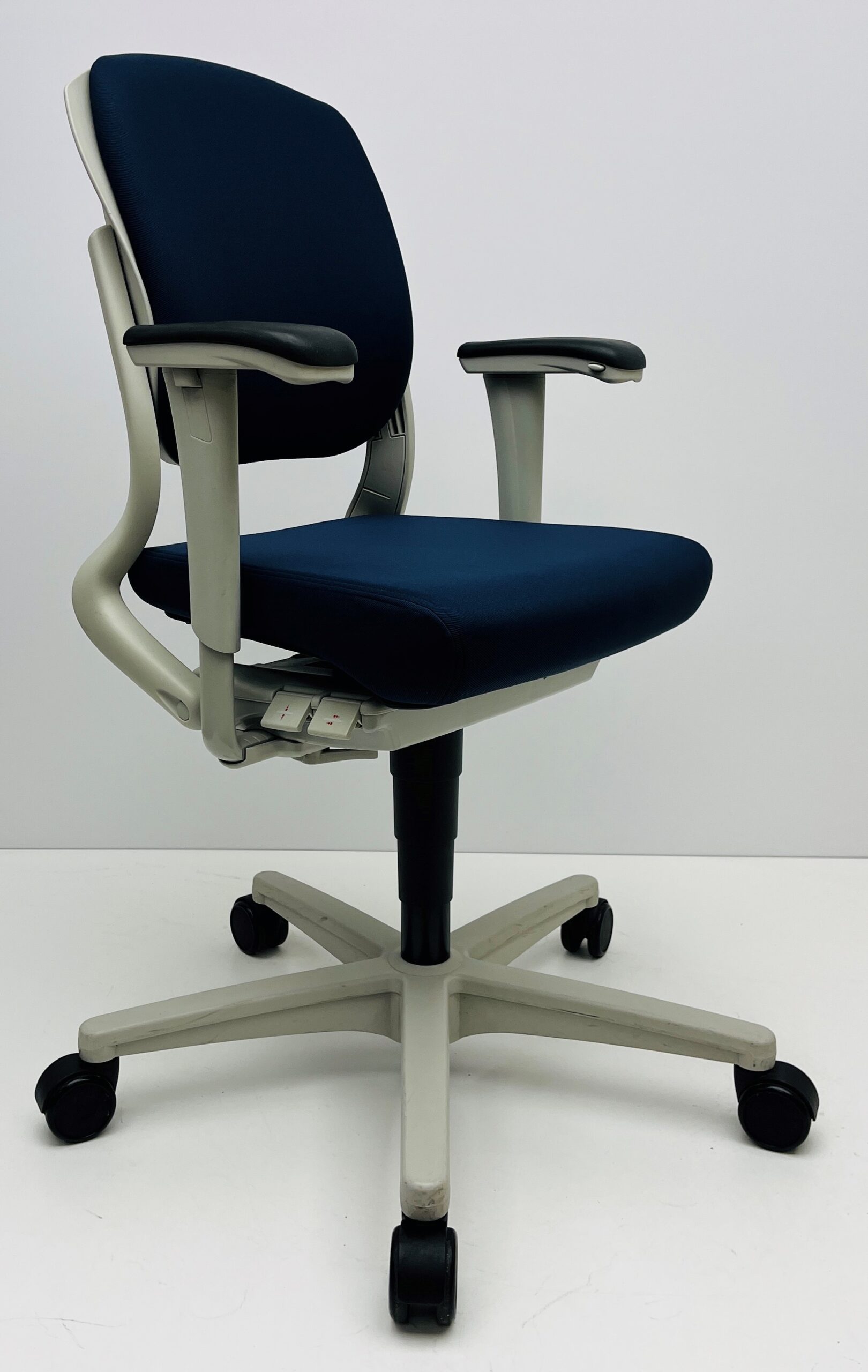 Bureaustoel Ahrend 230 donkerblauw met wit plat voetkruis