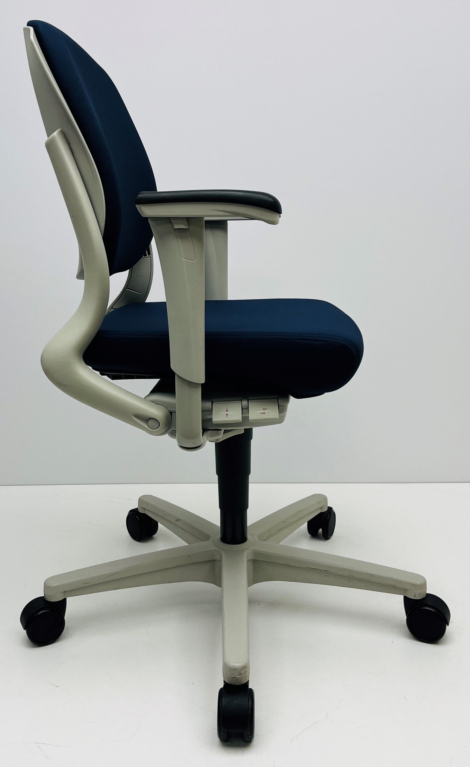Bureaustoel Ahrend 230 donkerblauw met wit plat voetkruis