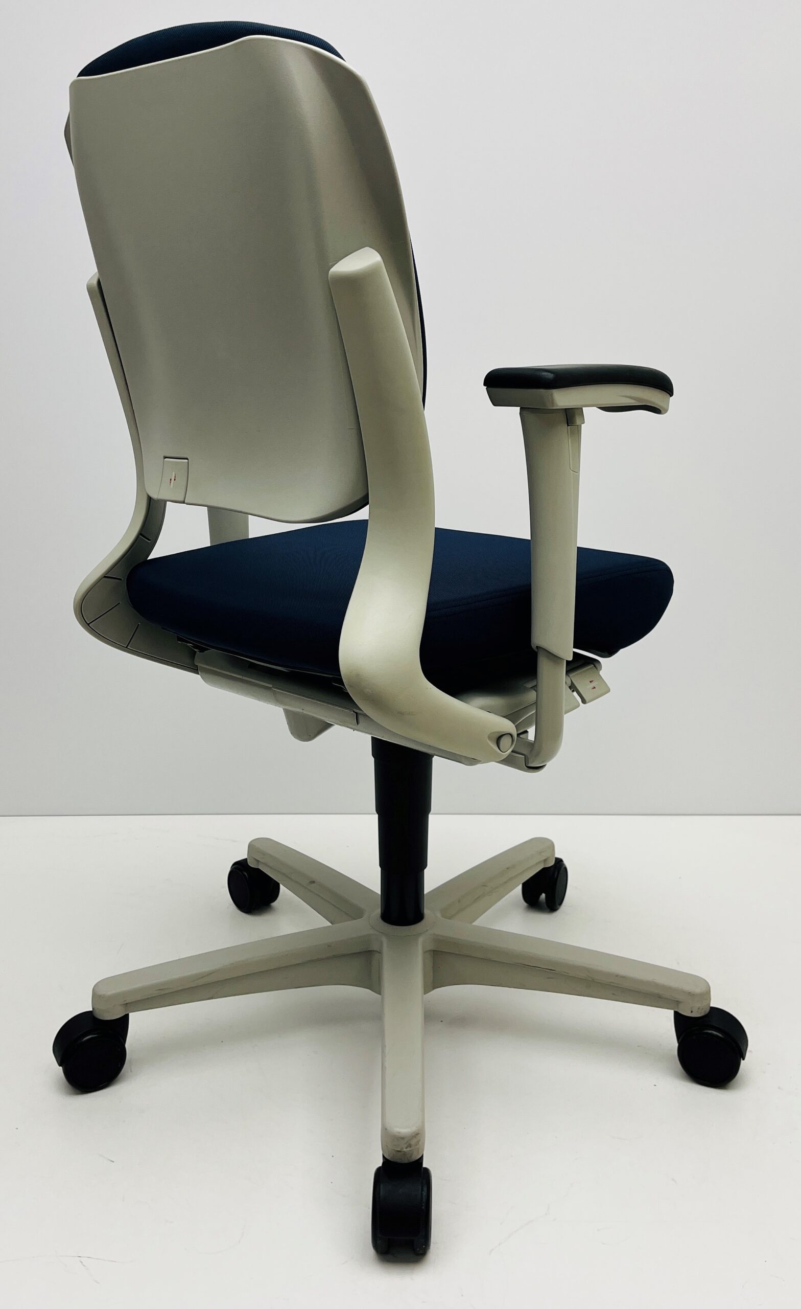 Bureaustoel Ahrend 230 donkerblauw met wit plat voetkruis