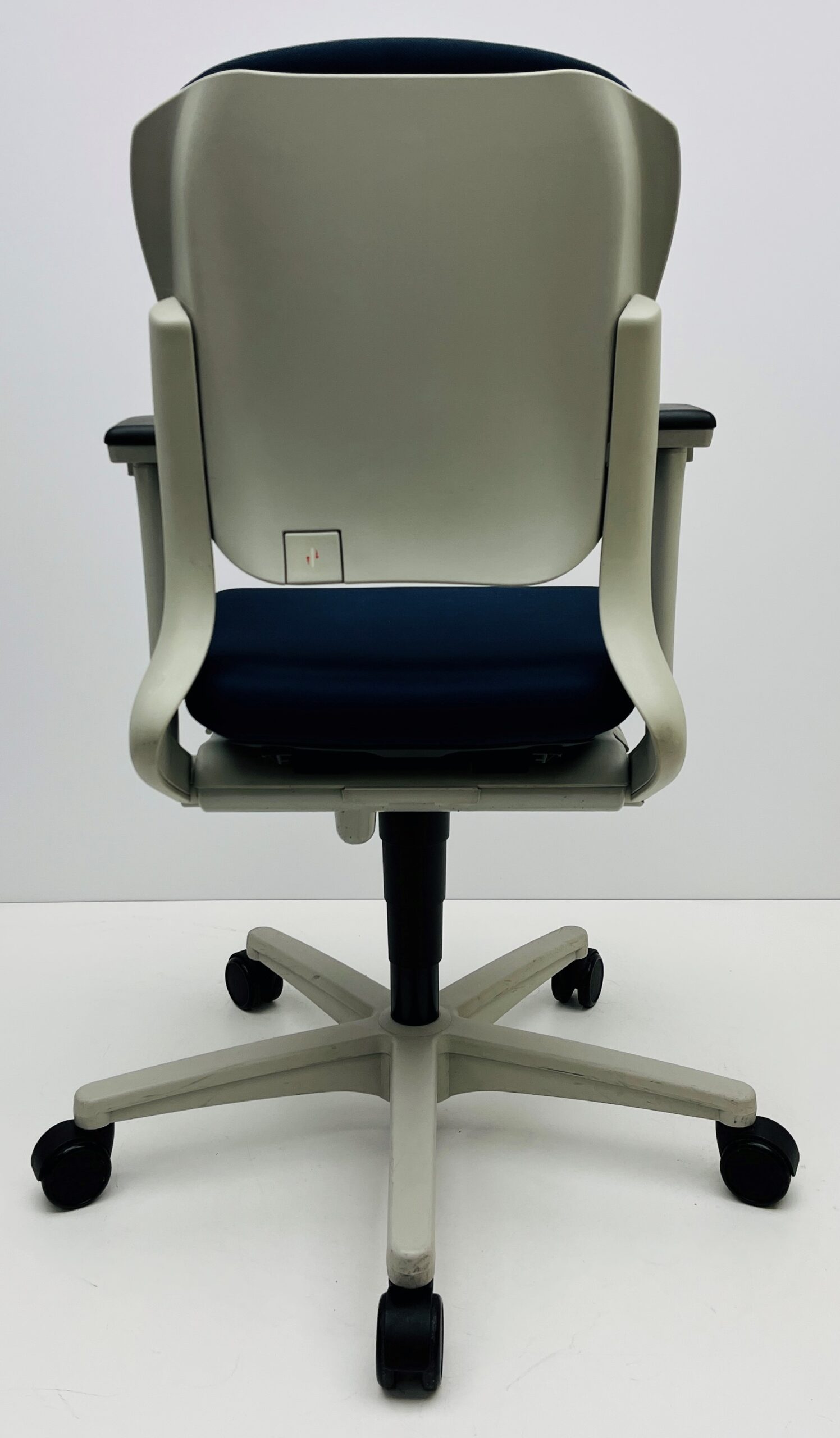 Bureaustoel Ahrend 230 donkerblauw met wit plat voetkruis